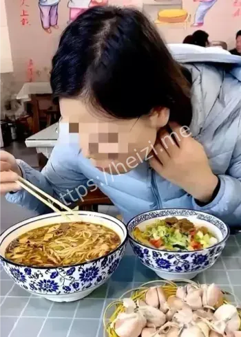 女子吃面摔骨折索赔